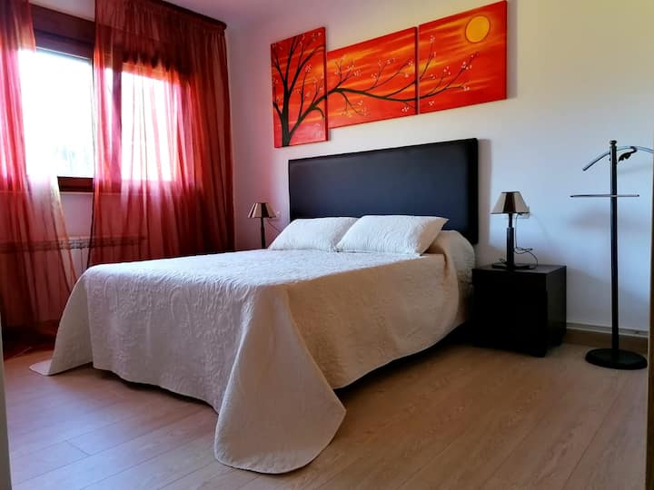 Double room with 1.50m bed and bathroom in the room.