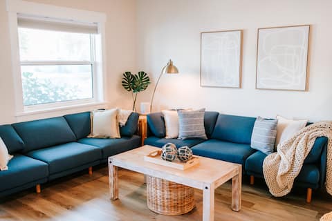 Walk to Downtown and Waterfront - Private Yard