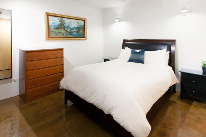 Chumba Mahiri cha kulala kilicho na Kitanda cha aina ya Queen