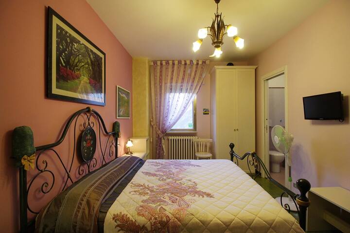 ห้อง Majella: ห้องเตียงใหญ่พร้อมห้องน้ำในตัวและวิวภูเขาและวิวภูเขา
ห้อง Majella: ห้องนอนคู่ที่มีห้องน้ำและวิวภูเขา