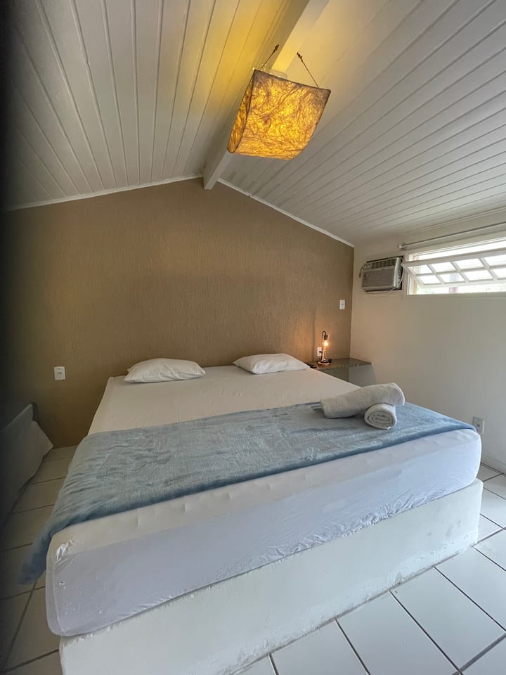 SUITE 3:  UNA CAMA TAMAÑO KING Y DOS CAMAS INDIVIDUALES. 