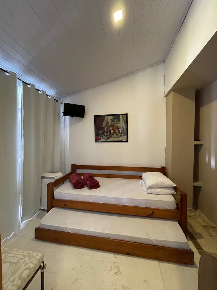 Habitación con una cama de dos camas individuales con aire acondicionado 