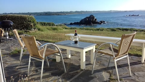 Top Airbnb: Beachfront, waterfront, facing the sea in Kerlouan