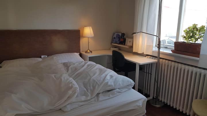 Საწოლი არის 150 სმ X 200 სმ