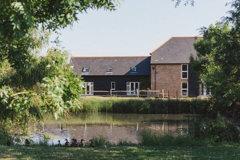 Beautiful converted barn cottage w/ country views
