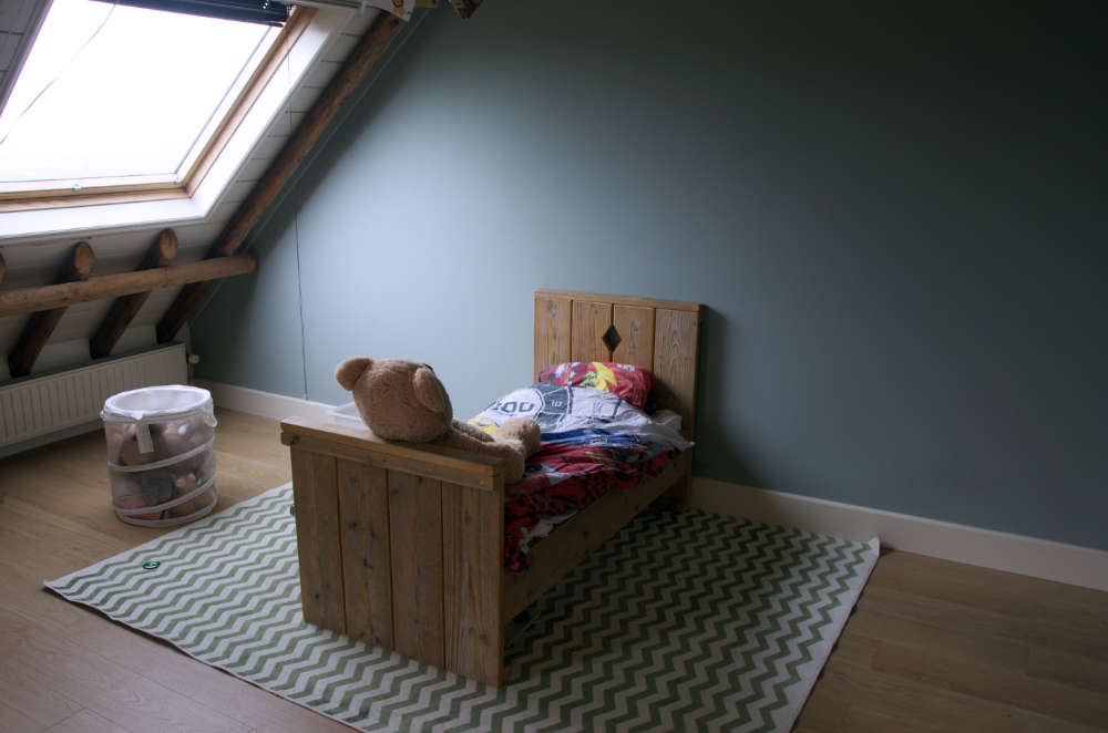 Detská postieľka v tej istej izbe ako dvojlôžko.