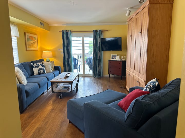 LIVING ROOM NO MURHY BED 1