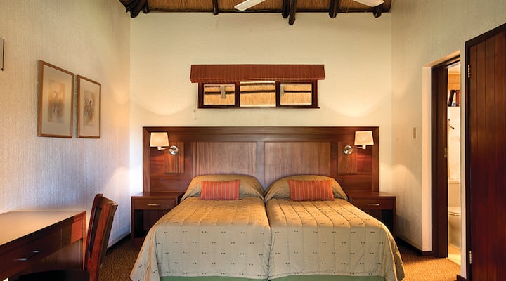 Twin room - pacha chumba - ensuite katika vitengo vya kawaida, lakini bafuni tofauti katika 7 multishares. Pia katika Multi 's chumba pacha ni nyuma ya kitengo. Pamoja na vitengo vingine vyote vya Hifadhi, una mtazamo wa Hifadhi.