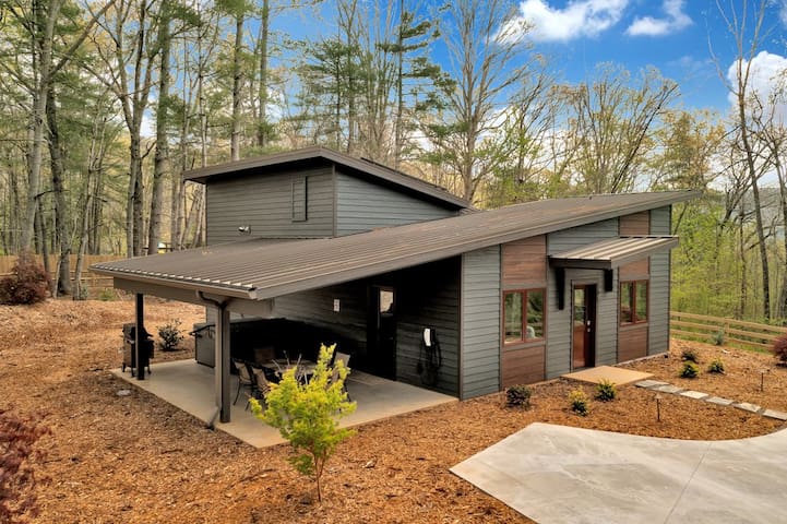Passive solar house 14 mi from Asheville