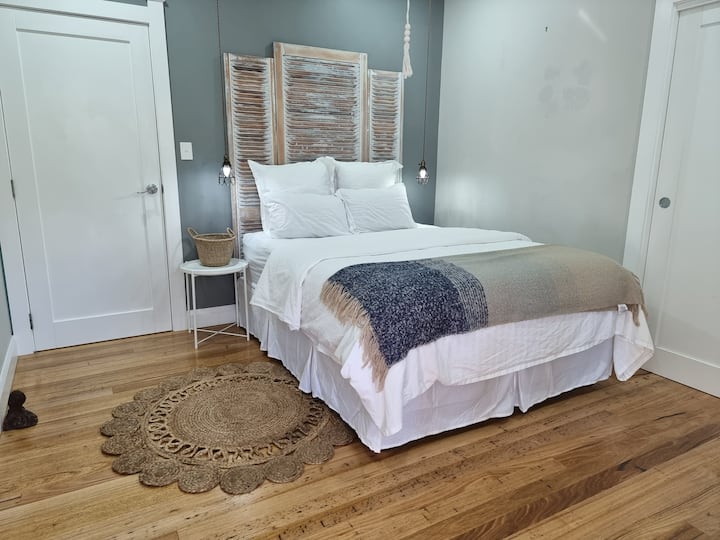 Clean comfortable queen sized rooms with quality linen.