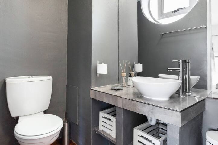 Greenpoint Apt. + Pool *Backup Power Installed* gallery image 4