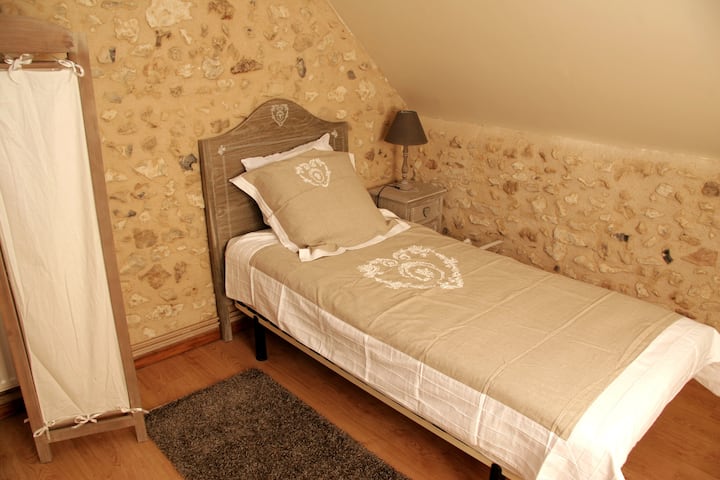 La cama individual en el dormitorio con 3 camas.