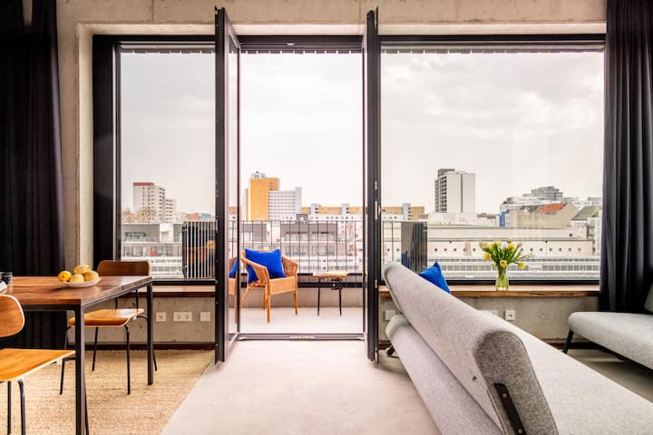 Si hace buen tiempo, ¿por qué no entras en el balcón? ¡Tira de una silla y respira el aire de Berlín!