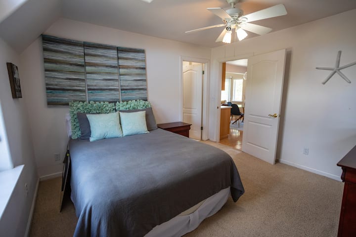 ห้องนอน 1 ชั้นบน (เตียงควีนไซส์)