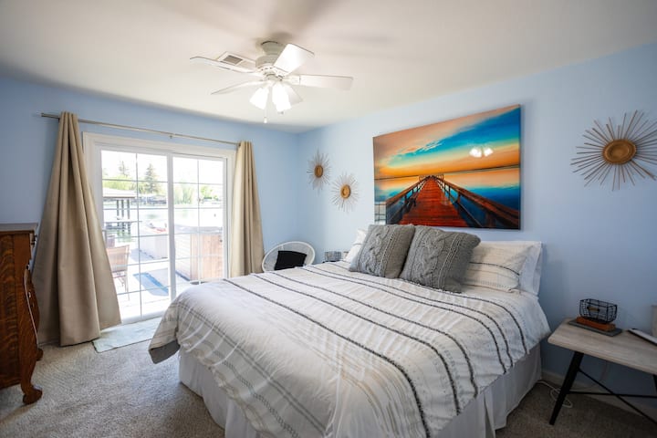 ห้องนอน 1 ชั้นล่าง (เตียงคิงไซส์)