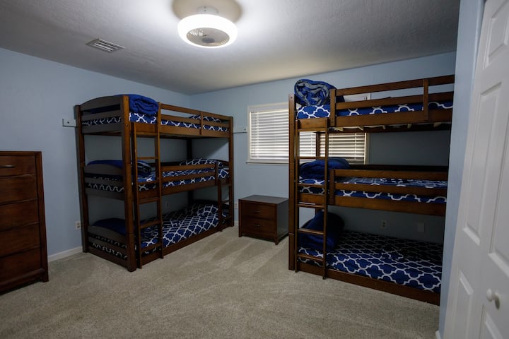 ห้องนอน 3 ชั้นล่างเตียงสองชั้น 3 เตียง ฟูกนอนแต่ละหลังมีน้ำหนักไม่เกิน 165 ปอนด์