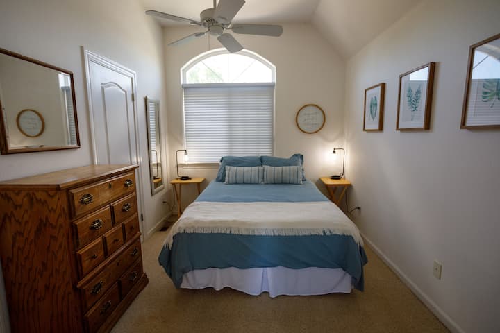 ห้องนอน 2 ชั้นบนเตียงควีนไซส์