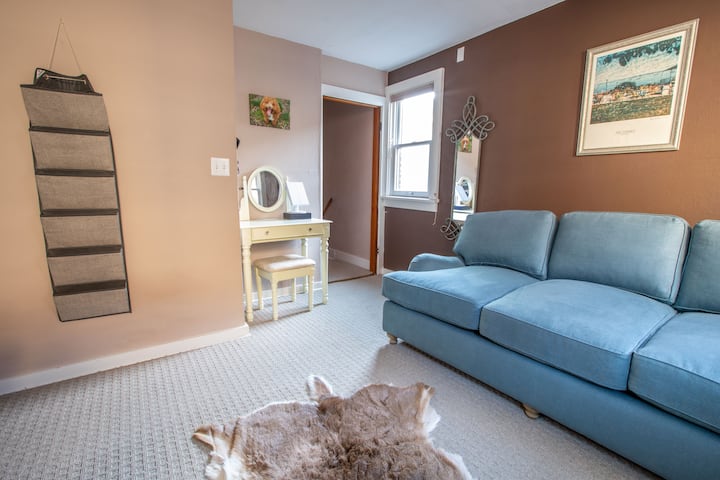 Pull out sofa or lounge area