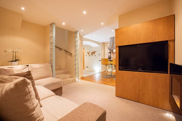2 bedroom Mayfair flat on prestigious Mount street gallery image 4