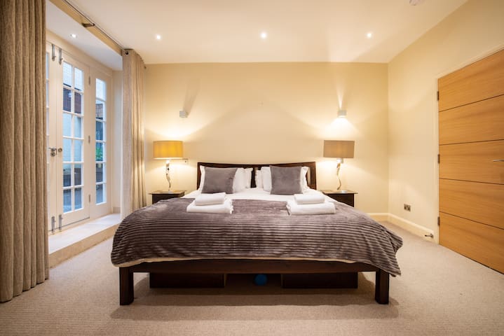 2 bedroom Mayfair flat on prestigious Mount street