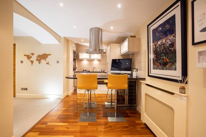 2 bedroom Mayfair flat on prestigious Mount street gallery image 3