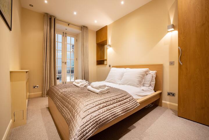 2 bedroom Mayfair flat on prestigious Mount street gallery image 2