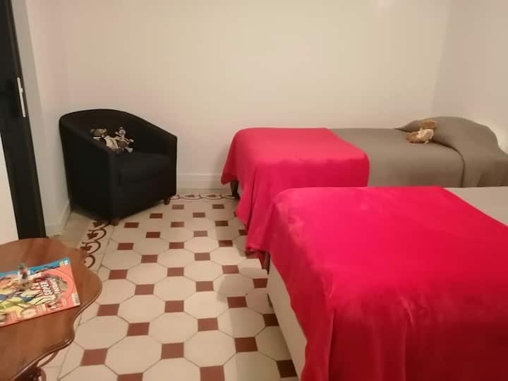 Chumba cha kulala cha 3 Bweni: vitanda 3 100X200 CM