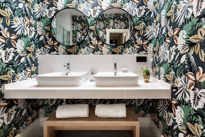 Sunny three bedroom penthouse apartment