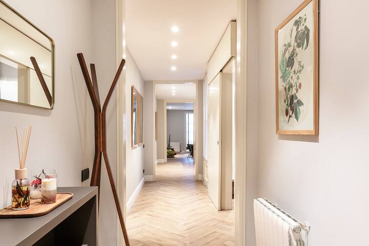 Sunny three bedroom penthouse apartment gallery image 2