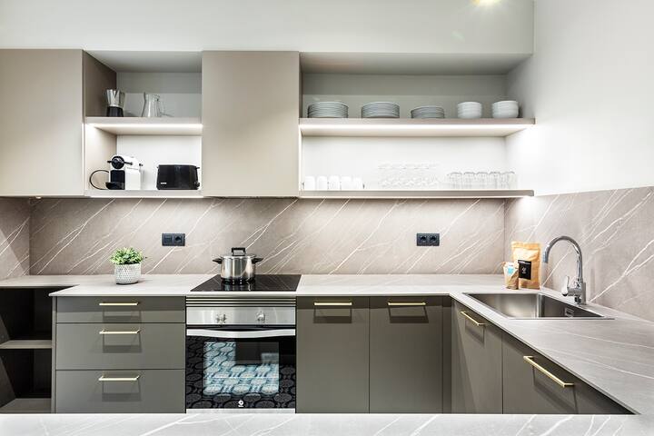 Sunny three bedroom penthouse apartment gallery image 4