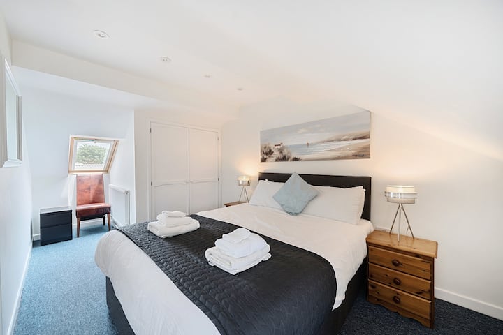 Chumba cha kulala cha kiwango cha juu kwenye ghorofa ya kwanza. Furahia usingizi mzuri wa usiku katika kitanda chenye ukubwa wa kifalme chenye starehe. 