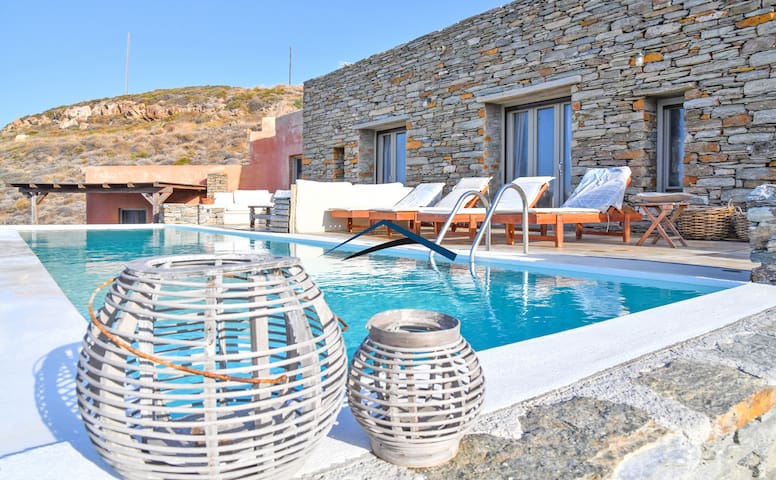 The “Charming Waterfront Retreat” near Otzia