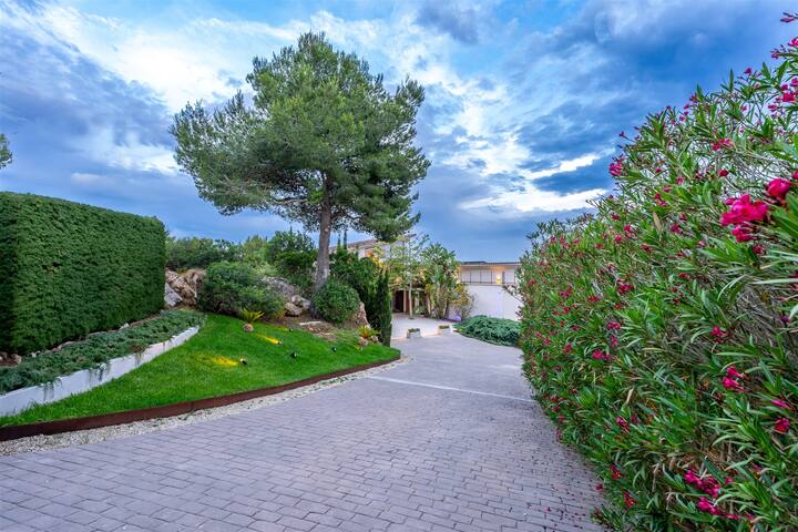 Mallorca Holiday Villa, piscina con bonitas vistas gallery image 2