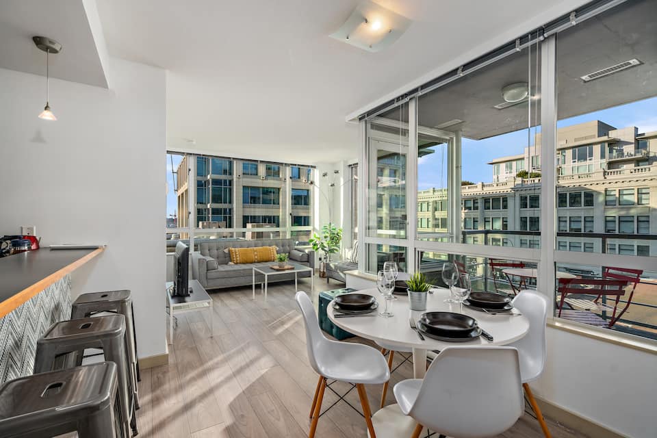 Downtown 2BR Sunset Suite Near Chinatown photo 1