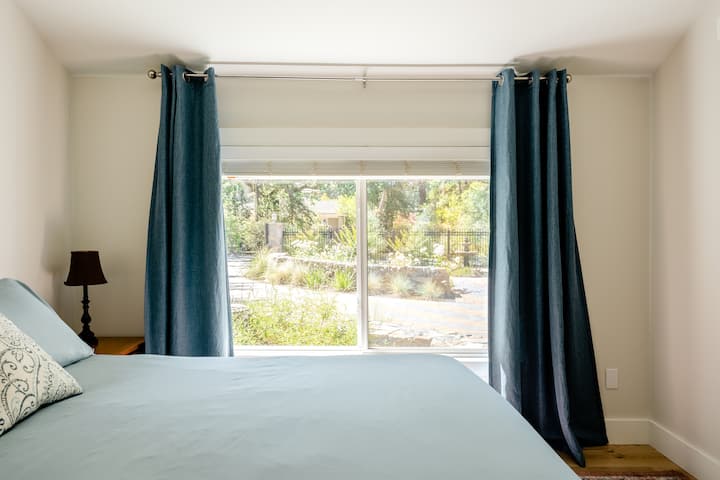 Druhá spálňa má pohodlnú manželskú posteľ a krásny výhľad na záhradu.