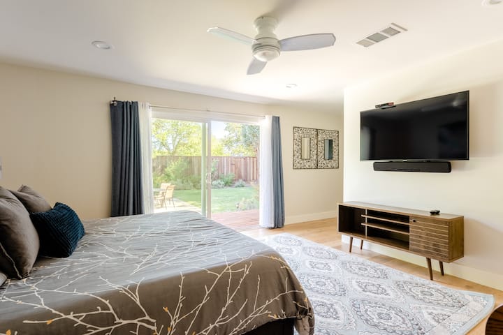 Výhľad na zadný dvor z hlavnej spálne. K dispozícii je pohodlná posteľ veľkosti King a televízor s veľkou obrazovkou.