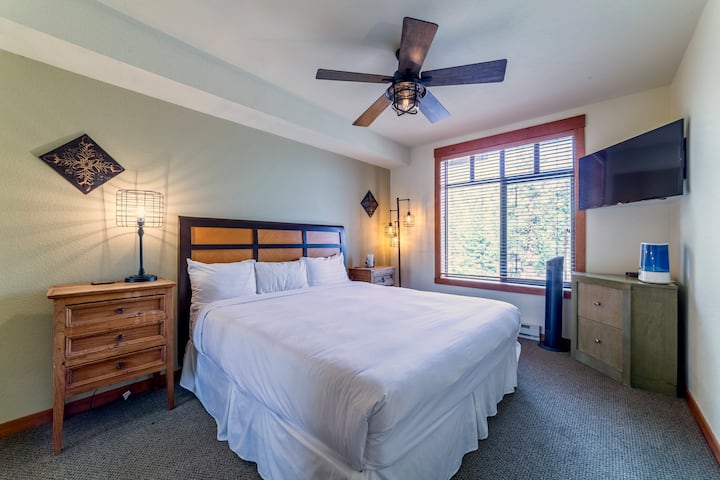 Основната спалня има двойно легло king size и плоскоекранен телевизор.