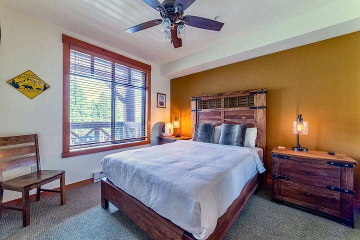 Спалня 2 има двойно легло с скрин и гардеробно пространство.