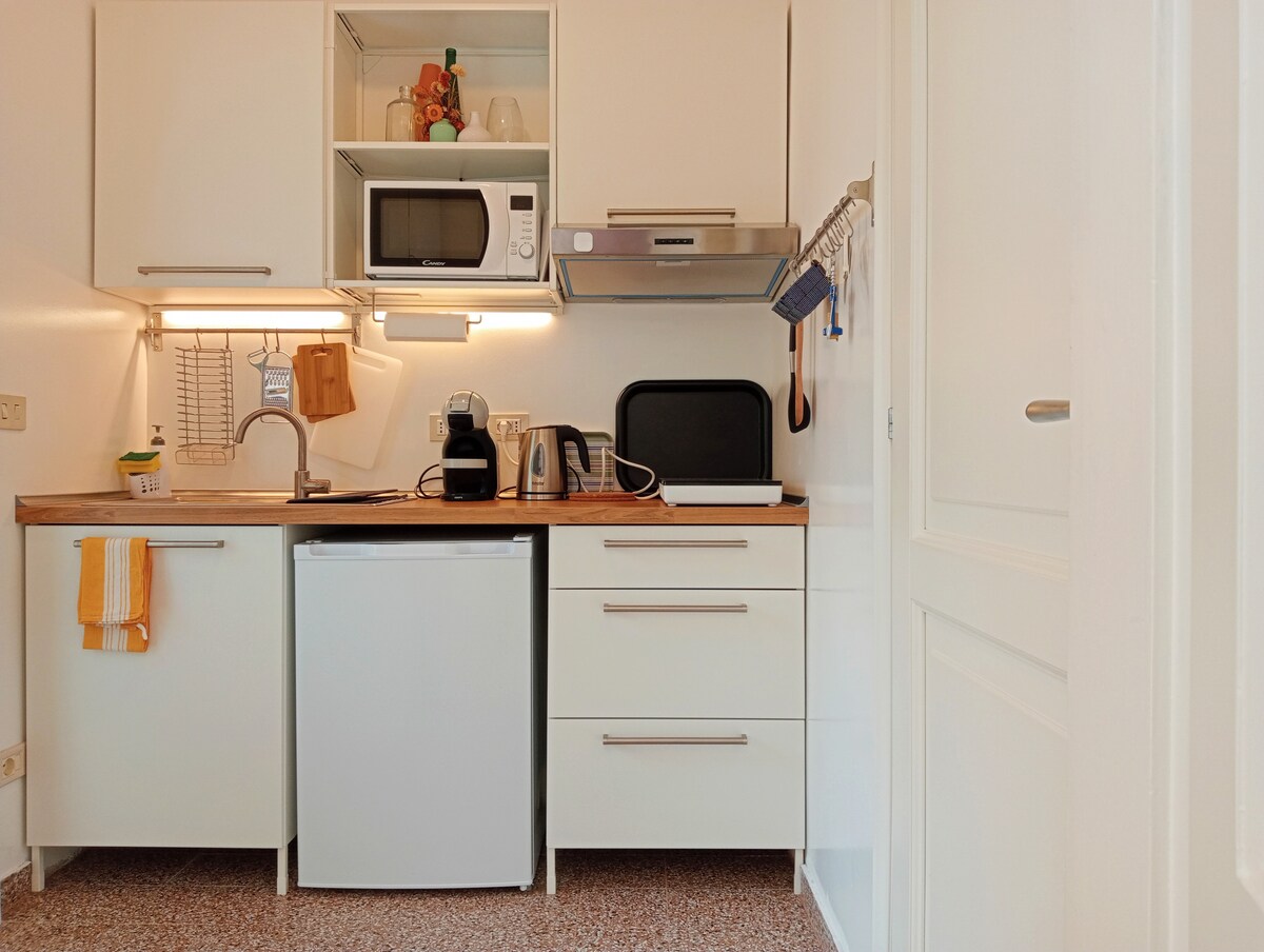 Airbnb con migliori performance: A blue touch. Mini apartment with kitchenette a Bologna