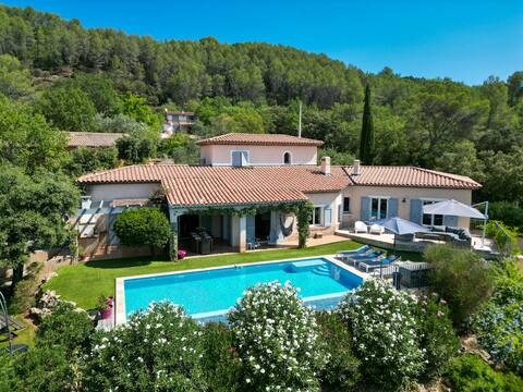 Spacious villa with a pool in the heart of the vineyards