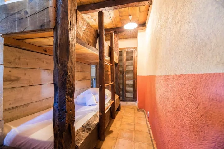 ოთახი 2 ორსართულიანი საწოლით