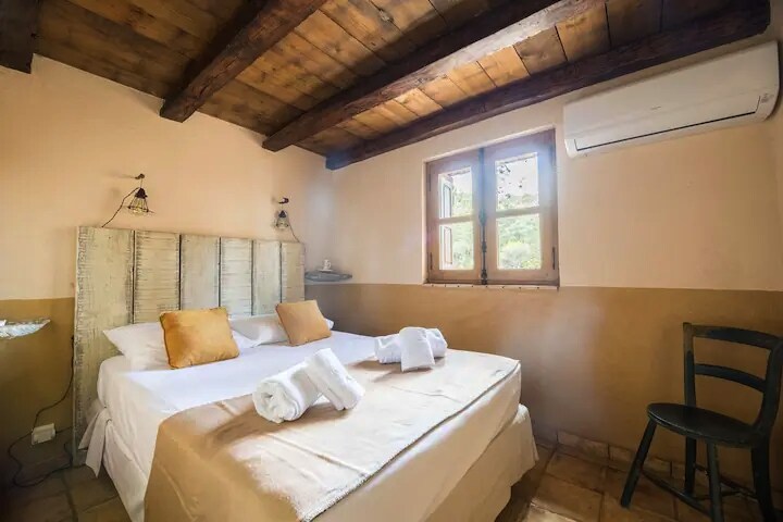 Საძინებელი ორადგილიანი საწოლით და კონდიციონერით