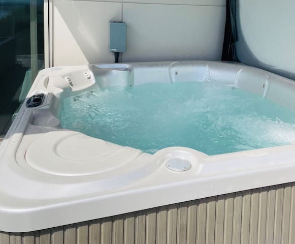 Spacious Modern City Home+Views+Hot tub+Parking gallery image 2