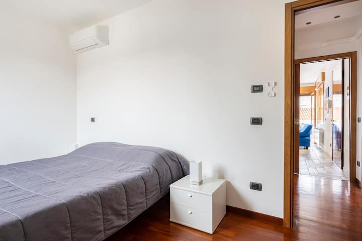 Cámara Chiara.
TV y aire acondicionado.