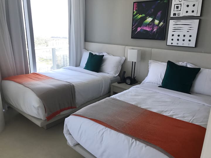 Un gran segundo dormitorio con 2 camas dobles.