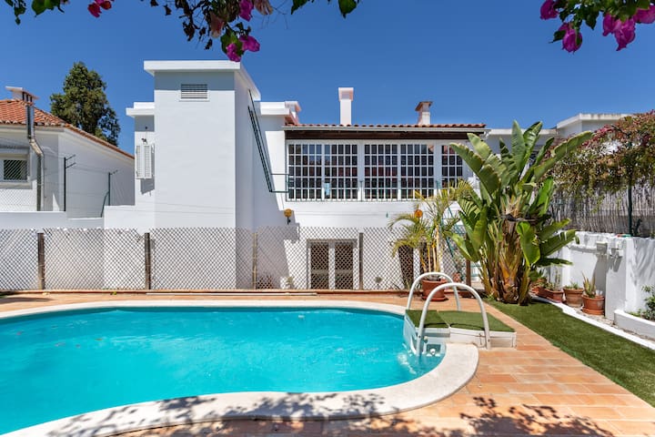 Lx Villa 10m to downtown, 14 ppl, heatable pool