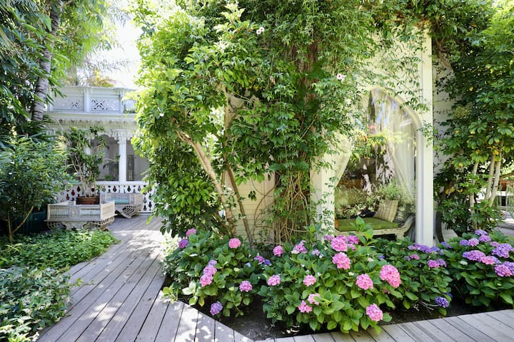 Majestic Morrocan Oasis