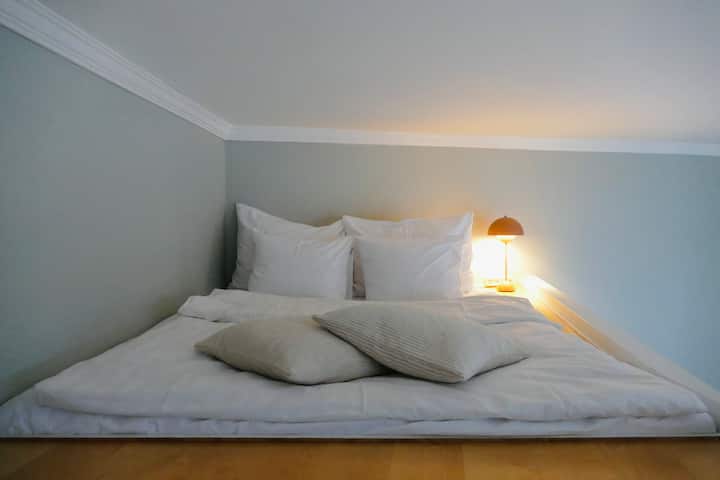 Un lit d'appoint confortable de taille queen pour la 3e/4e personne est sur le loft accessible par des escaliers sans balustrade. Ne convient pas aux jeunes enfants ou aux personnes à mobilité.