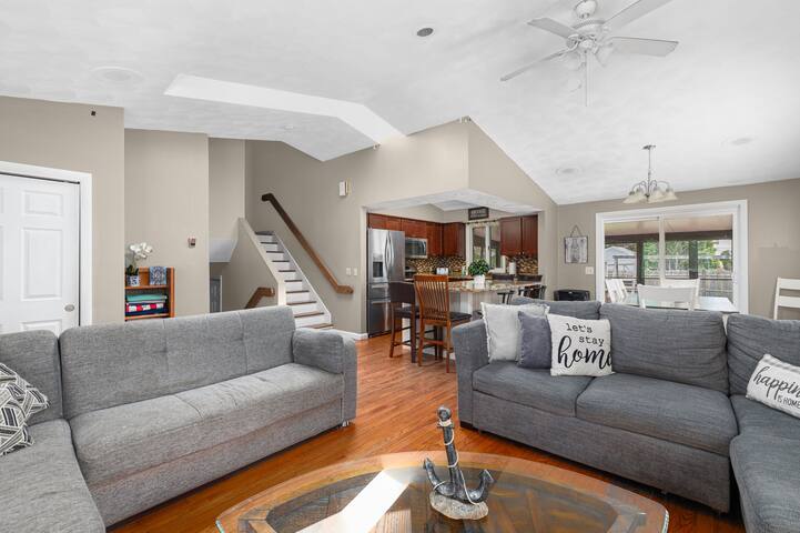 Beachhouse with Pool, Treehouse + 3 Seasons Room gallery image 2