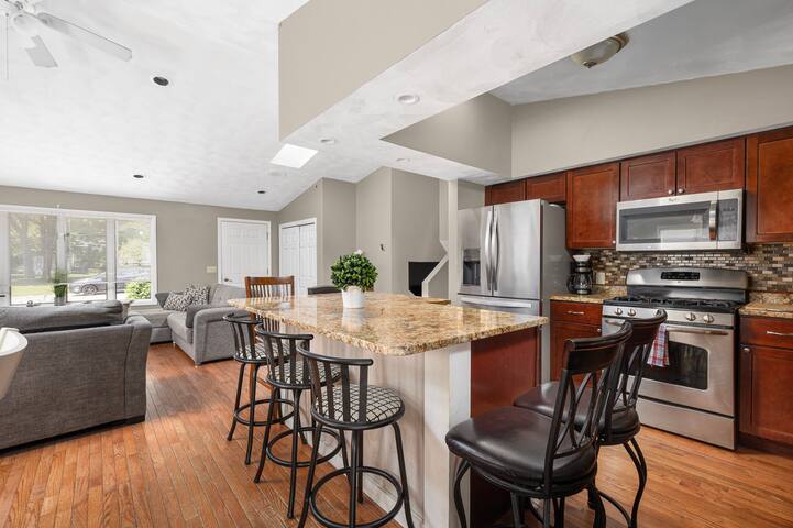 Beachhouse with Pool, Treehouse + 3 Seasons Room gallery image 4